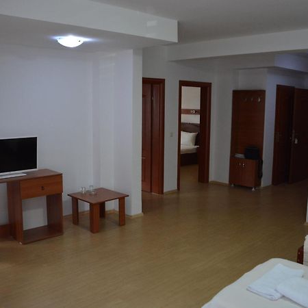 Arabella Hotel Kičevo Екстериор снимка