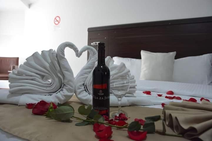 Arabella Hotel Kičevo Екстериор снимка