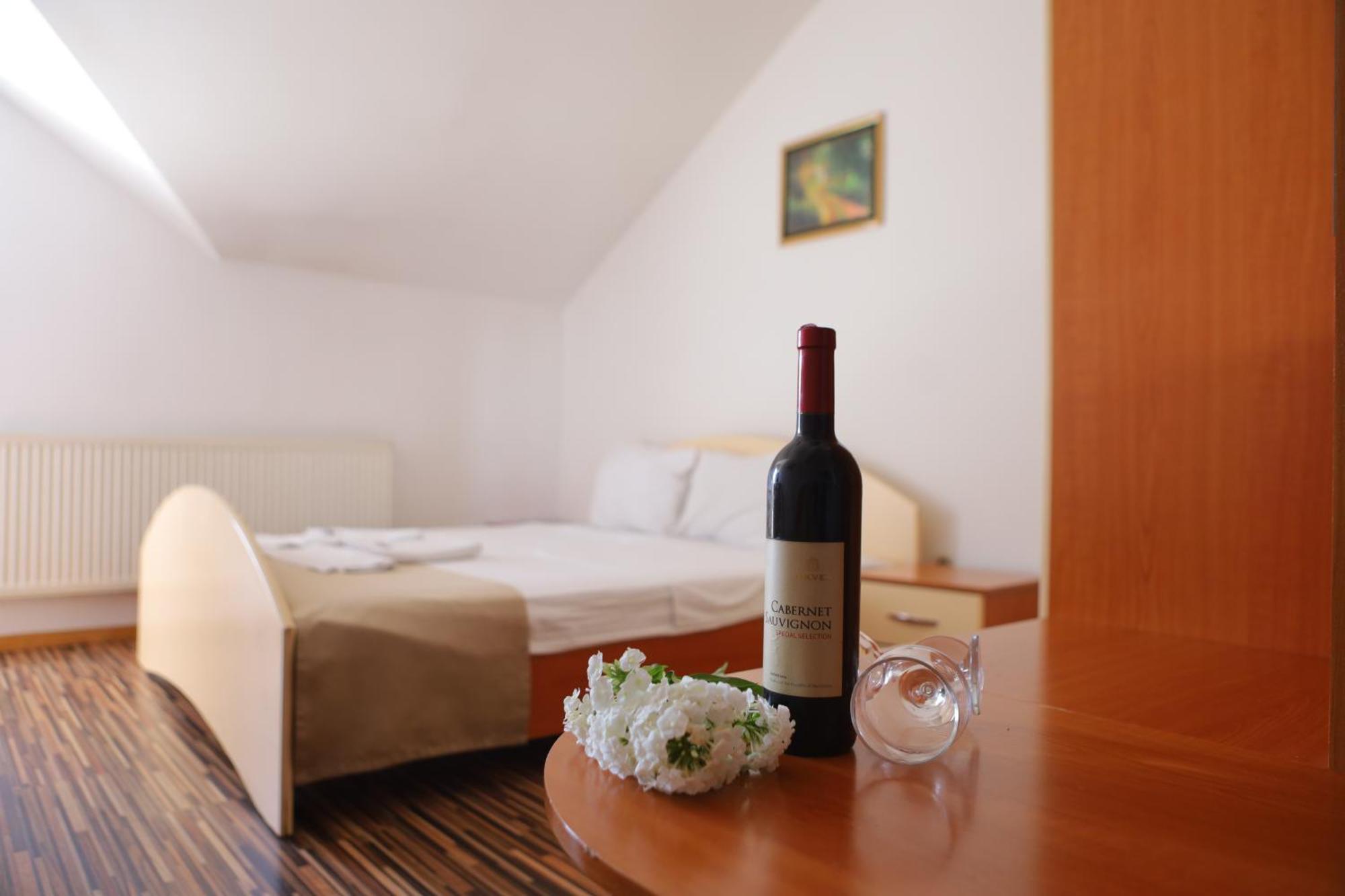 Arabella Hotel Kičevo Екстериор снимка